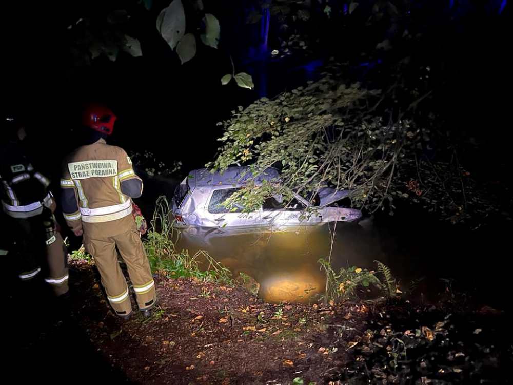 Samochód wpadł do rzeki Włodzice WWielkie Lwówek Śląski