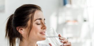 kobieta szklanka picie woda
