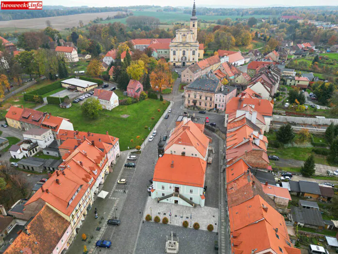 Lubomierz rynek z lotu ptaka dron Lubomierz rynek z lotu ptaka dron