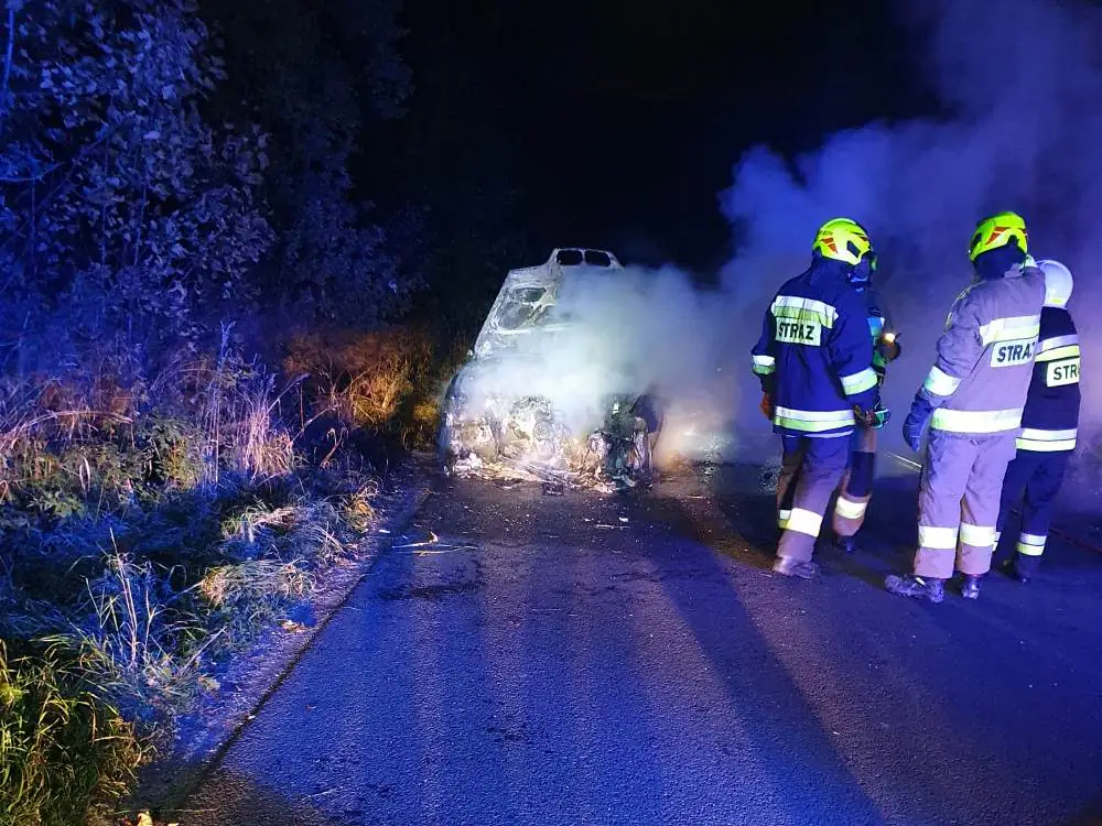 W nocy spłonęło BMW 3 Pozar samochodu Proszowa 3