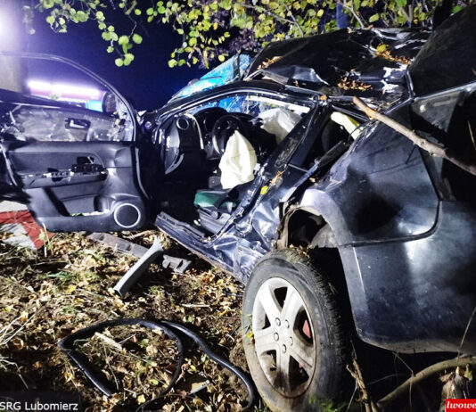 Kierowca był zakleszczony w pojeździe. W stanie ciężkim trafił do szpitala