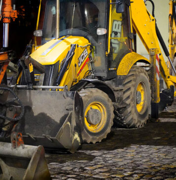 Zderzenie osobówki z koparką koparka remont drogi