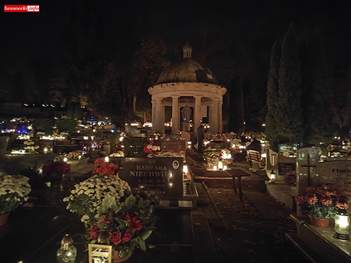 Lwówecki cmentarz nocą Lwówek Śląski