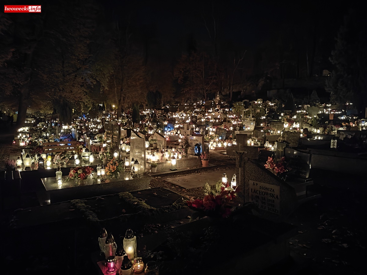 Lwówecki cmentarz nocą Lwówek Śląski