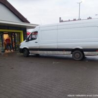 Chyba chciał wjechać do środka?