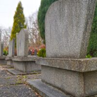 Zmiana wysokości opłat za usługi cmentarne pomnik cmentarz grób