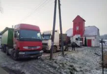 Ciężarówkami zablokowali wyjazd ze strażackiej remizy