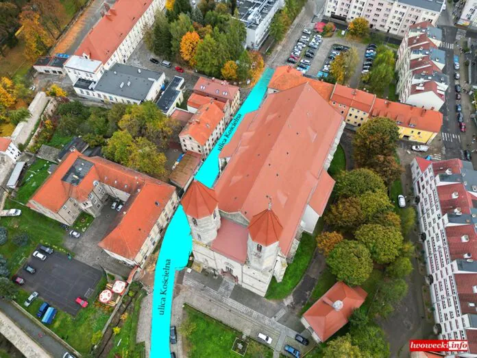 ulica Kościelna w Lwówku Śląskim kościół Wniebowzięcia NMP
