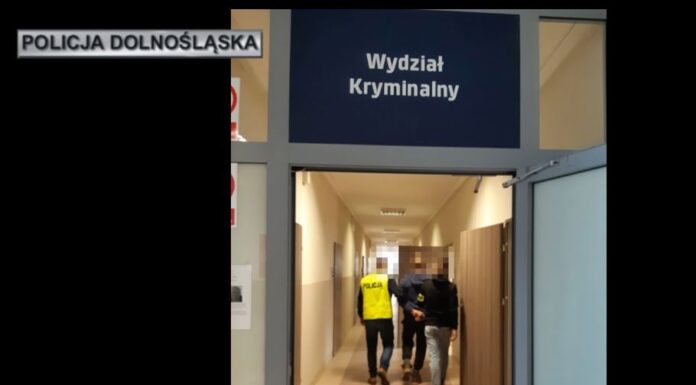 Opuszczając miejsce przestępstwa, pozostawili worek z łupem