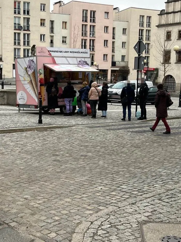 Kolejka po pączki Marceli w Lwówku Śląskim 1 Paczki Marceli Lwowek 1