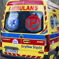 Nieprzytomny mężczyzna na dworcu