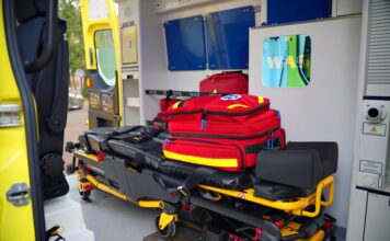 Stracił równowagę. Interweniowali strażacy i pogotowie