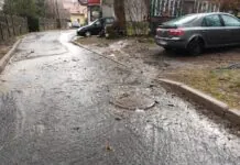 Wylał strumyk i podmył ulicę. Na miejscu strażacy