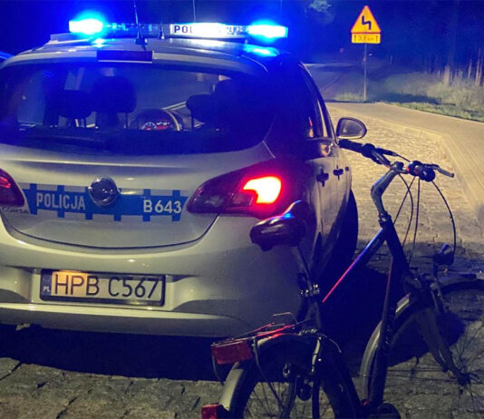 Kompletnie pijany nastolatek, starał się utrzymać na rowerze