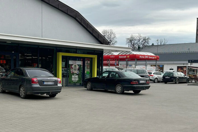 Lwówek Śląski biedronka parkowanie Dino market