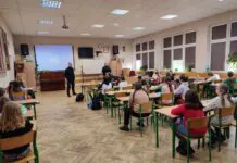 Policjanci rozmawiali z młodzieżą o cyberprzemocy