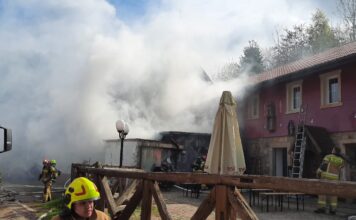 Strażacy walczą z pożarem budynku