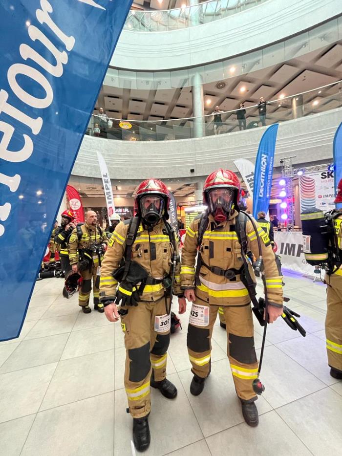 Lwóweccy strażacy zdobyli Sky Tower. 49 pięter, 212 m przewyższenia