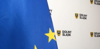 Sukces negocjacyjny zarządu województwa. Rząd dopłaci do projektów unijnych w regionie umwd flaga unia