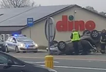 Zderzenie dwóch pojazdów. Jeden dachował
