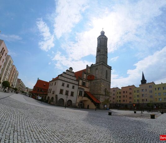 ratusz lwówek rynek