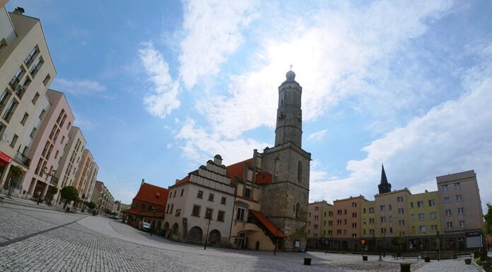 ratusz lwówek rynek