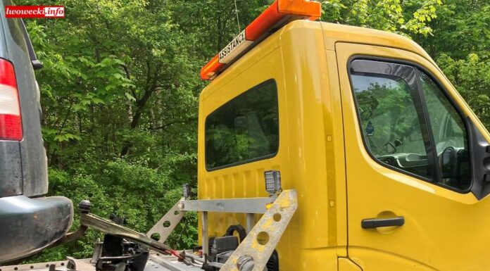 Po dachowaniu cudem wyszli cało