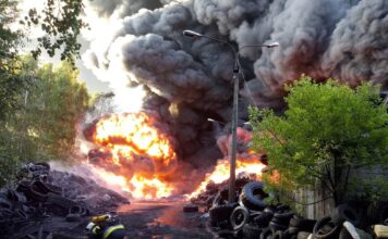 Zbiórka na wodę i jedzenie dla strażaków gaszących pożar. PSP: To fake news