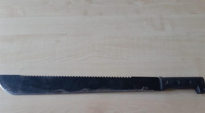 Wymachiwał na ulicy maczetą. Wezwano policję