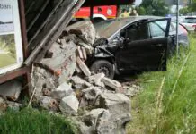 Uniknął zderzenia z autem wjechał w przystanek