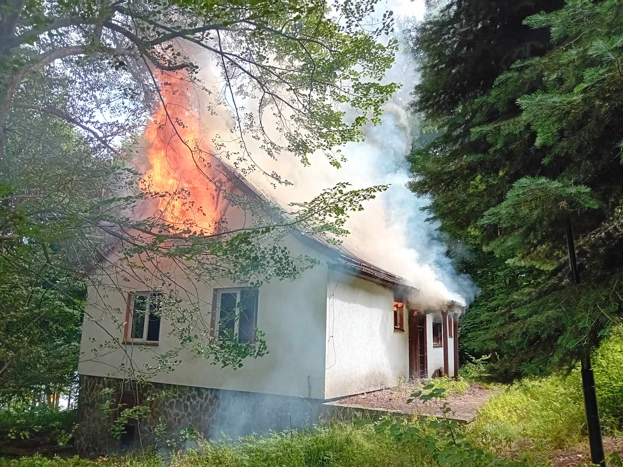 Pali się budynek w Świeradowie- Zdroju