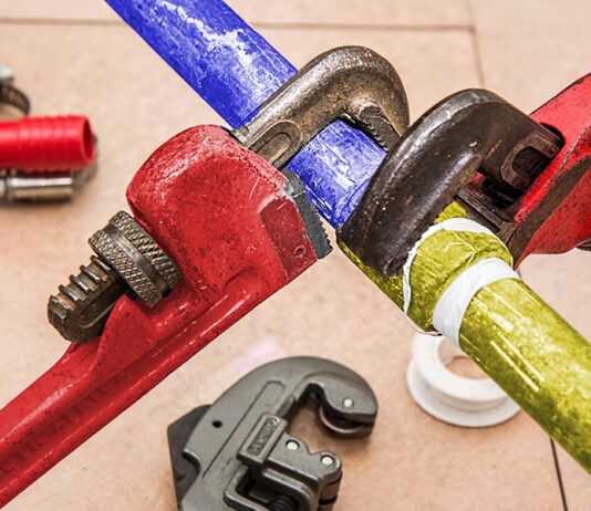 Rurę z wodą podłączył do sieci gazowej. Efekt?