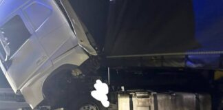 Kierowca przygnieciony kabiną. Cudem przeżył