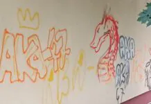 Wymalowali graffiti na elewacji remizy