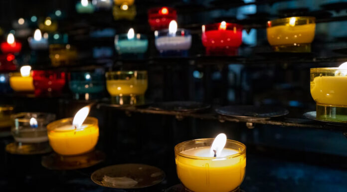 Jak wyrazić tęsknotę za zmarłym? Wybierz niepowtarzalne znicze na cmentarz