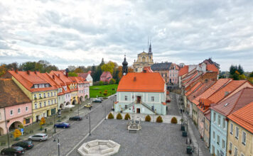 Czy popierasz ograniczenie czasu parkowania w centrum Lubomierza do 30 minut? Lubomierz rynek ratusz dron