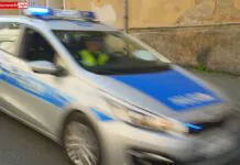 Policjanci dostrzegli Opla. Kierowcy zatrzymali prawo jazdy policjanci