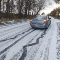 Uwaga. Oblodzone drogi w regionie