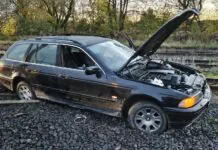 Chciał ominąć korki na drodze? Wjechał na torowisko i utknął