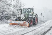 zima ciągnik traktor odśneiżanie pług