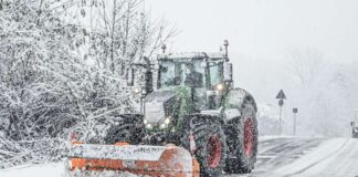zima ciągnik traktor odśneiżanie pług