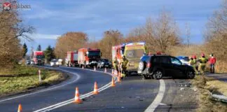Wypadek na DK30. Toyotą wjechała pod ciężarówkę
