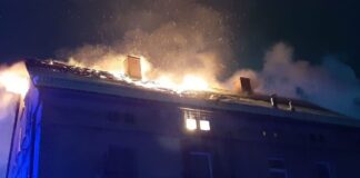 Policjanci ewakuowali mieszkańców z płonącego budynku wielorodzinnego