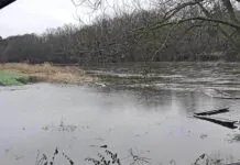 Woda zalała przystań kajakową