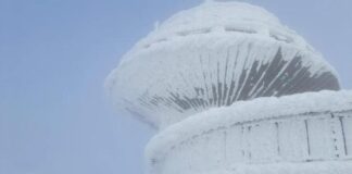 Turystyczna patologia. Weszli na dach obserwatorium na Śnieżce