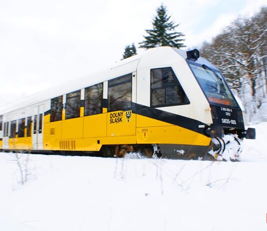 zima pociąg szynobus tory