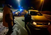 Lwóweccy policjanci pomogli starszemu małżeństwu w wymianie koła