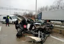 Auto wbiło się pod naczepę TiR-a. Zginęły dwie osoby i pies