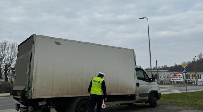 Łyse opony, wycieki, … Policjanci zatrzymali 13 dowodów rejestracyjnych