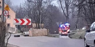 Strażacy zmagają się z pożarem